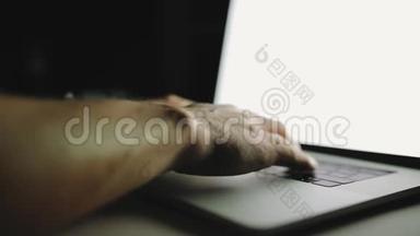男人正在工作打字，在深夜在家里的办公室使用笔记本电脑。 作家